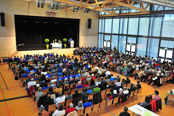 Viele Besucher beim Eröffnungsgottesdienst Viele Besucher beim Eröffnungsgottesdienst