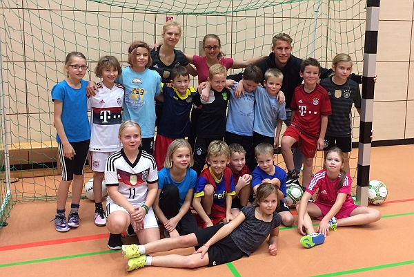 Mart Ristl mit den F-Junioren und E-Mädchen Mart Ristl mit den F-Junioren und E-Mädchen