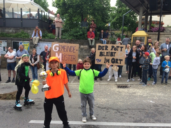 Pokalpr&auml;sentation beim Pfingstumzug
