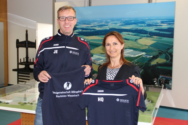 &Uuml;bergabe der neuen Trainingsbekleidung